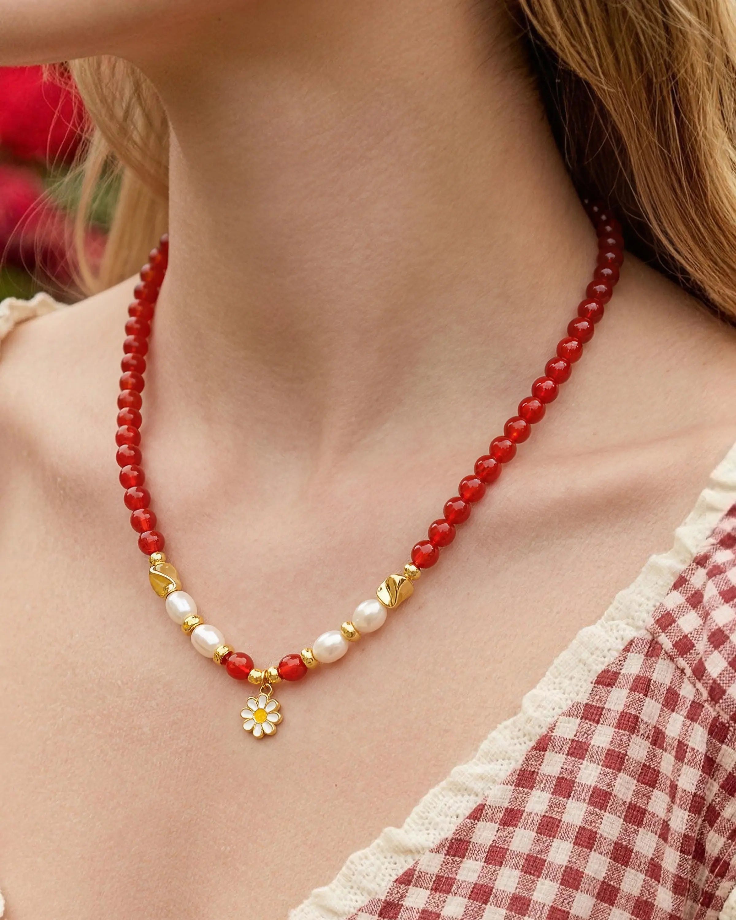 Clos-UP of Red Agate Pearl Daisy Gold Necklace on the model